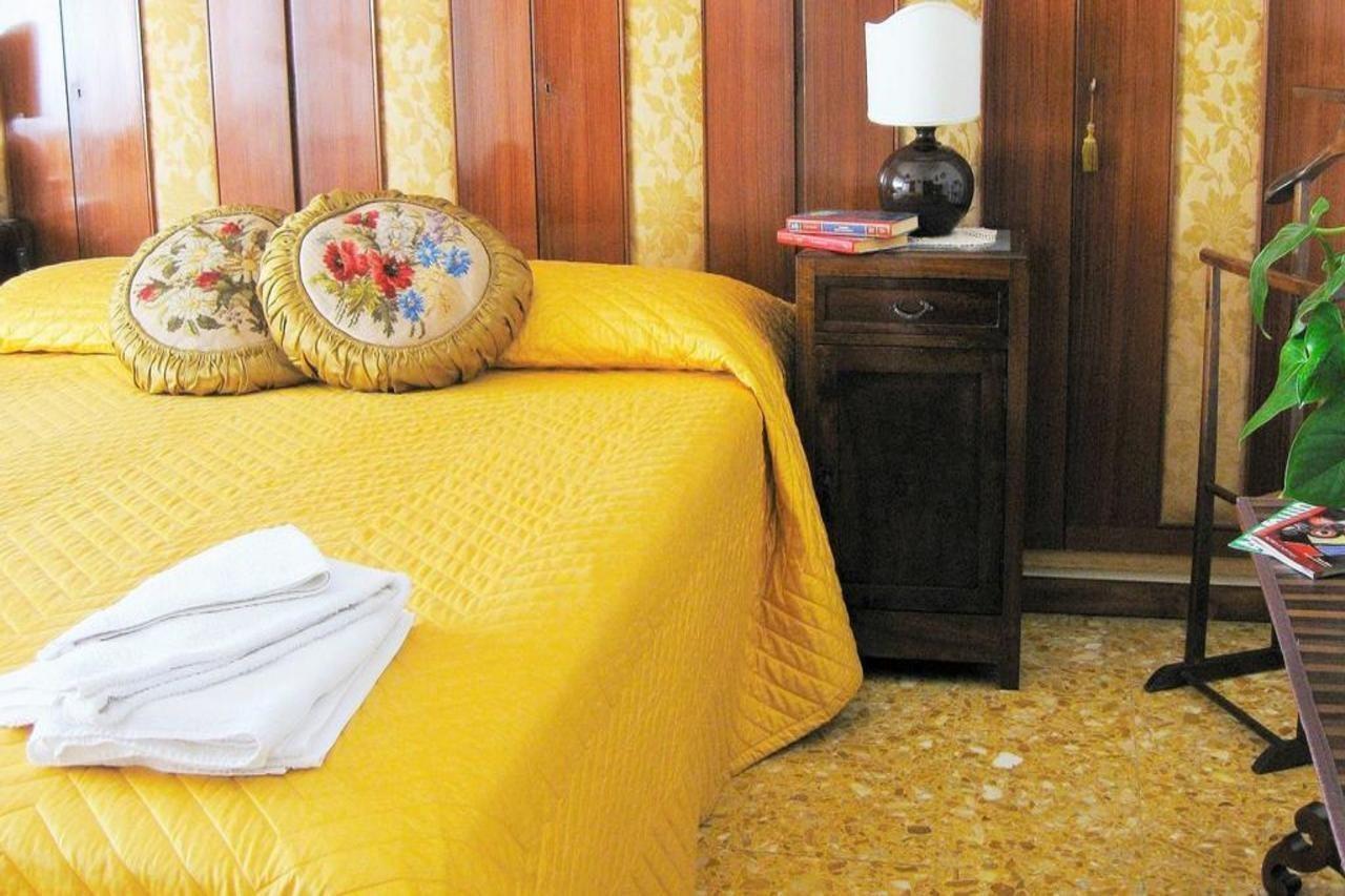 Romulus Rex Hotel Buitenkant foto