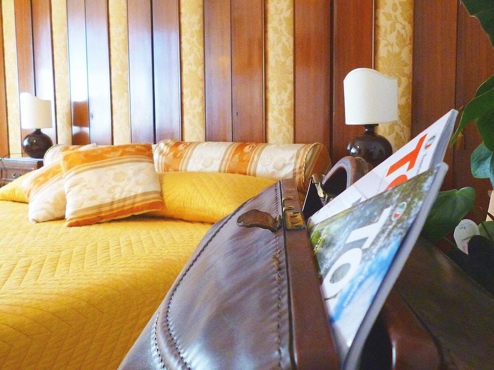 Romulus Rex Hotel Buitenkant foto